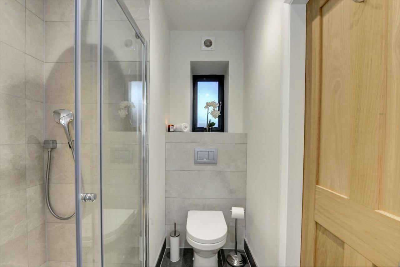 The Penthouse - Allocated Parking With City Views Ripon Bagian luar foto